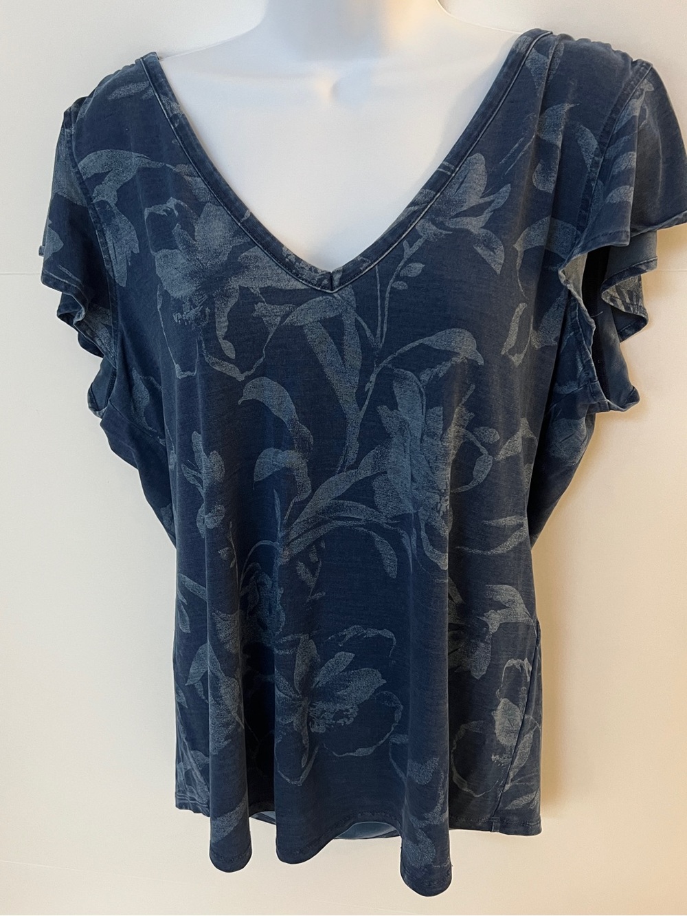 White House Black Market Navy Floral V-Neck Ruffle Sleeve Tee